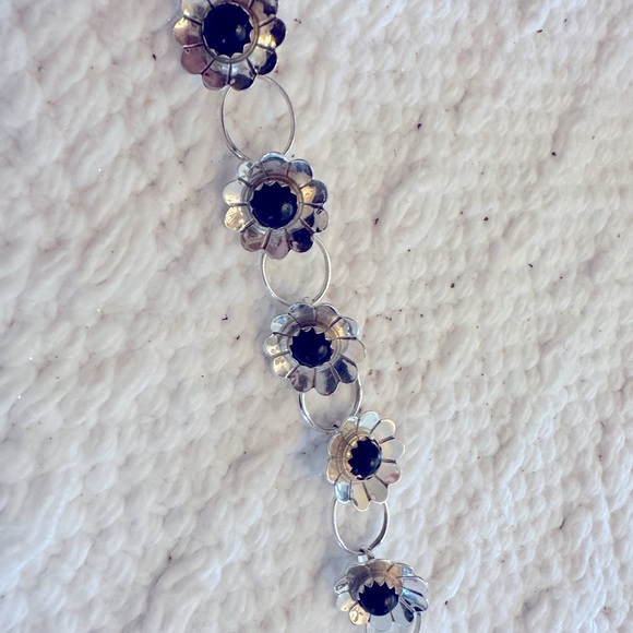 Delicate sterling silver flower bracelet with onyx stones. - Picture 4 of 7